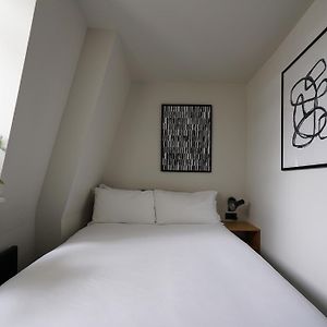 Kleines Zimmer mit Kingsize-Bett